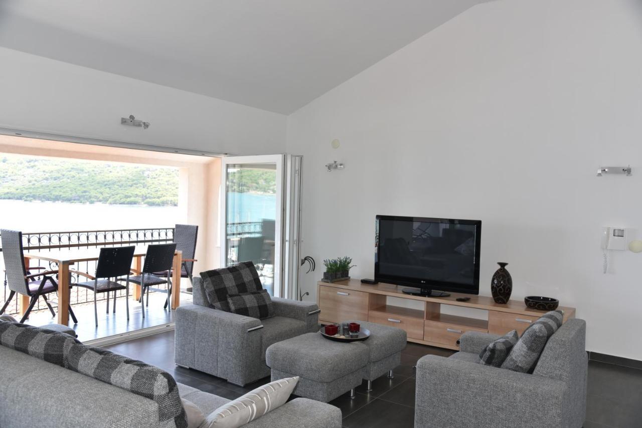 Villa Pina Appartment Chantos Tisno Esterno foto